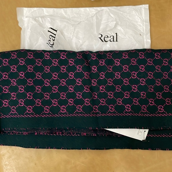 GUCCI Women's Wool Scarf Navy and Pink - Picture 2 of 3
